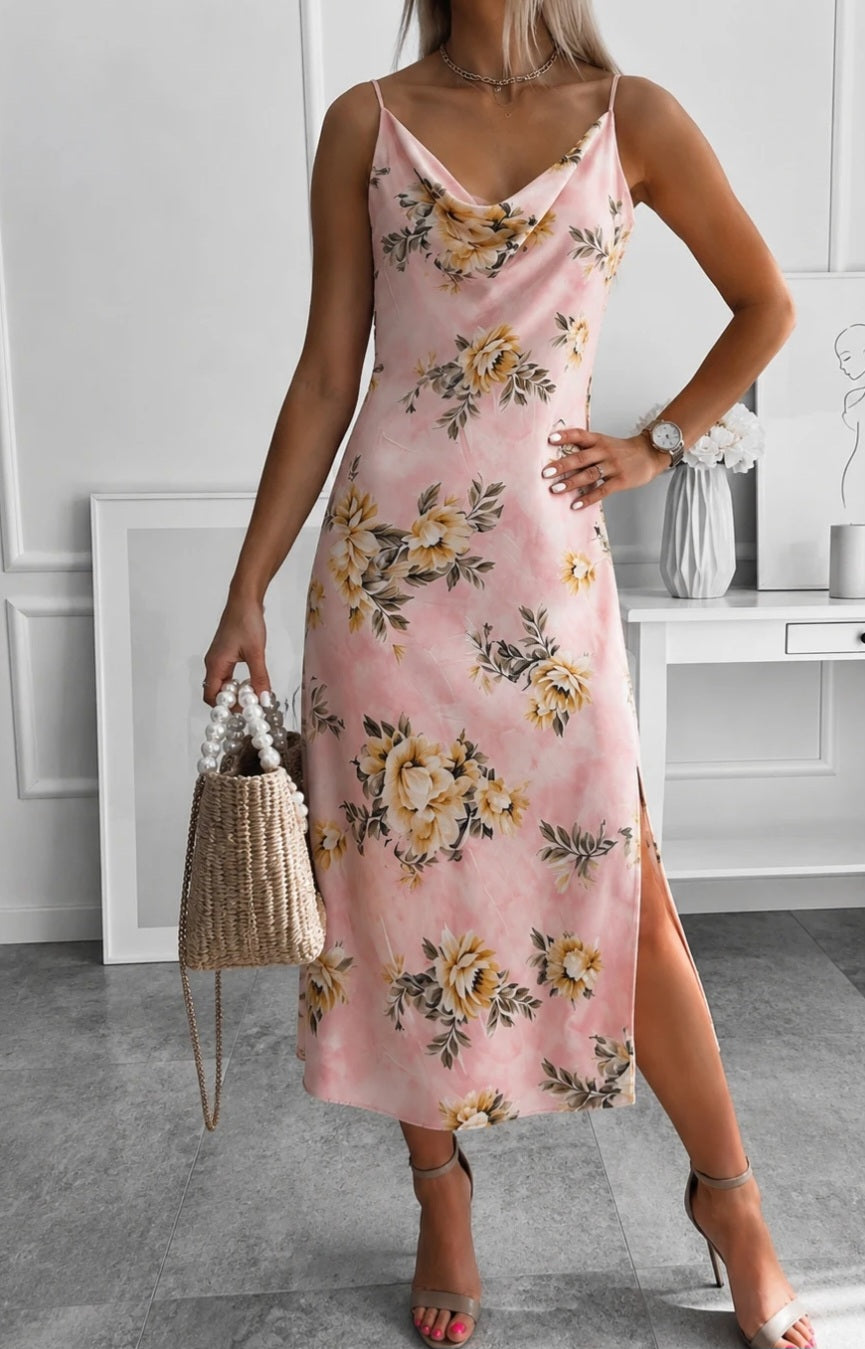 Blommig satinklänning med slits Rosa