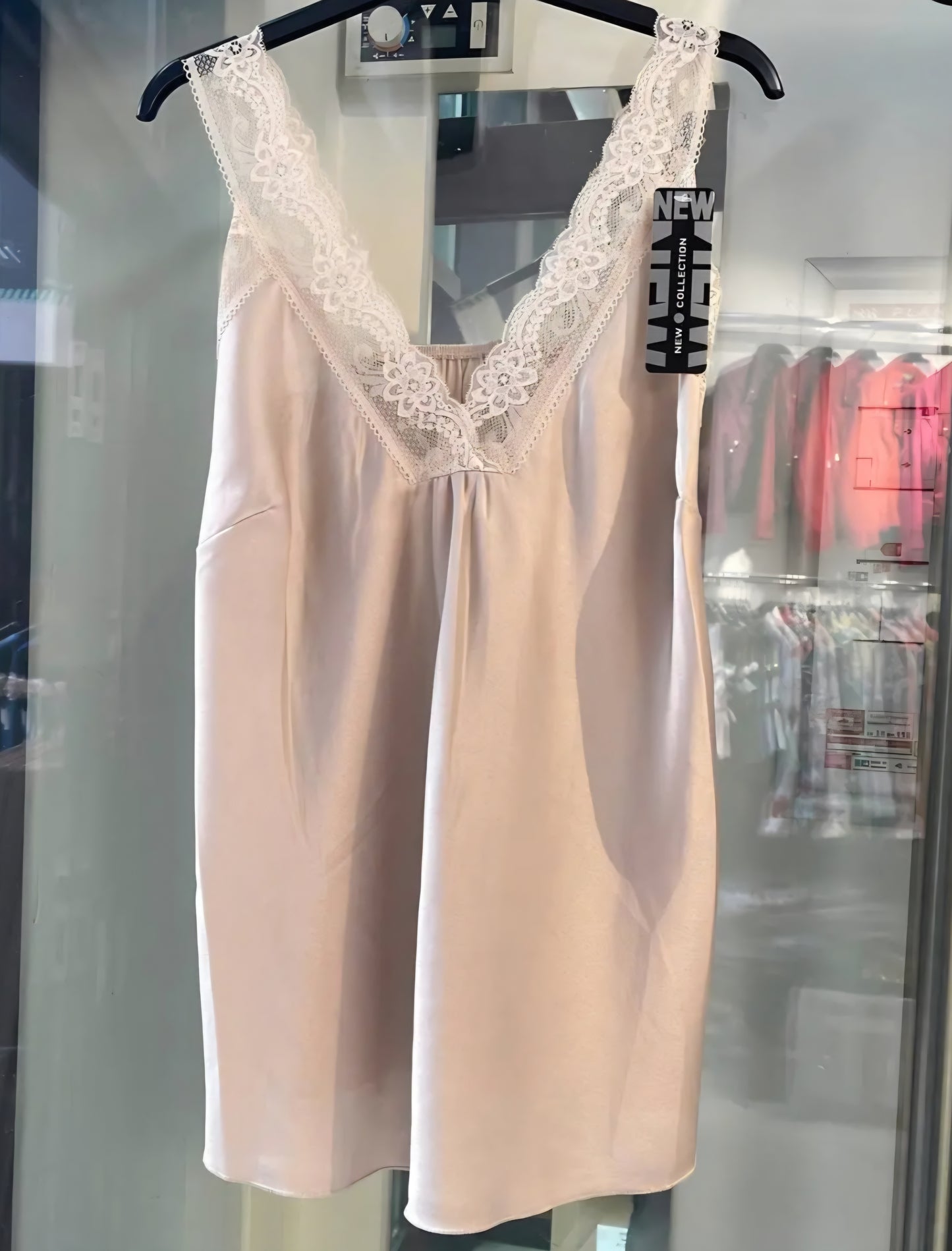 Sarah Topp i satinspets Beige