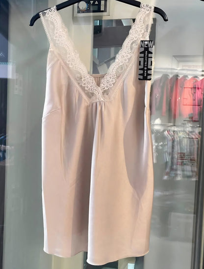 Sarah Topp i satinspets Beige