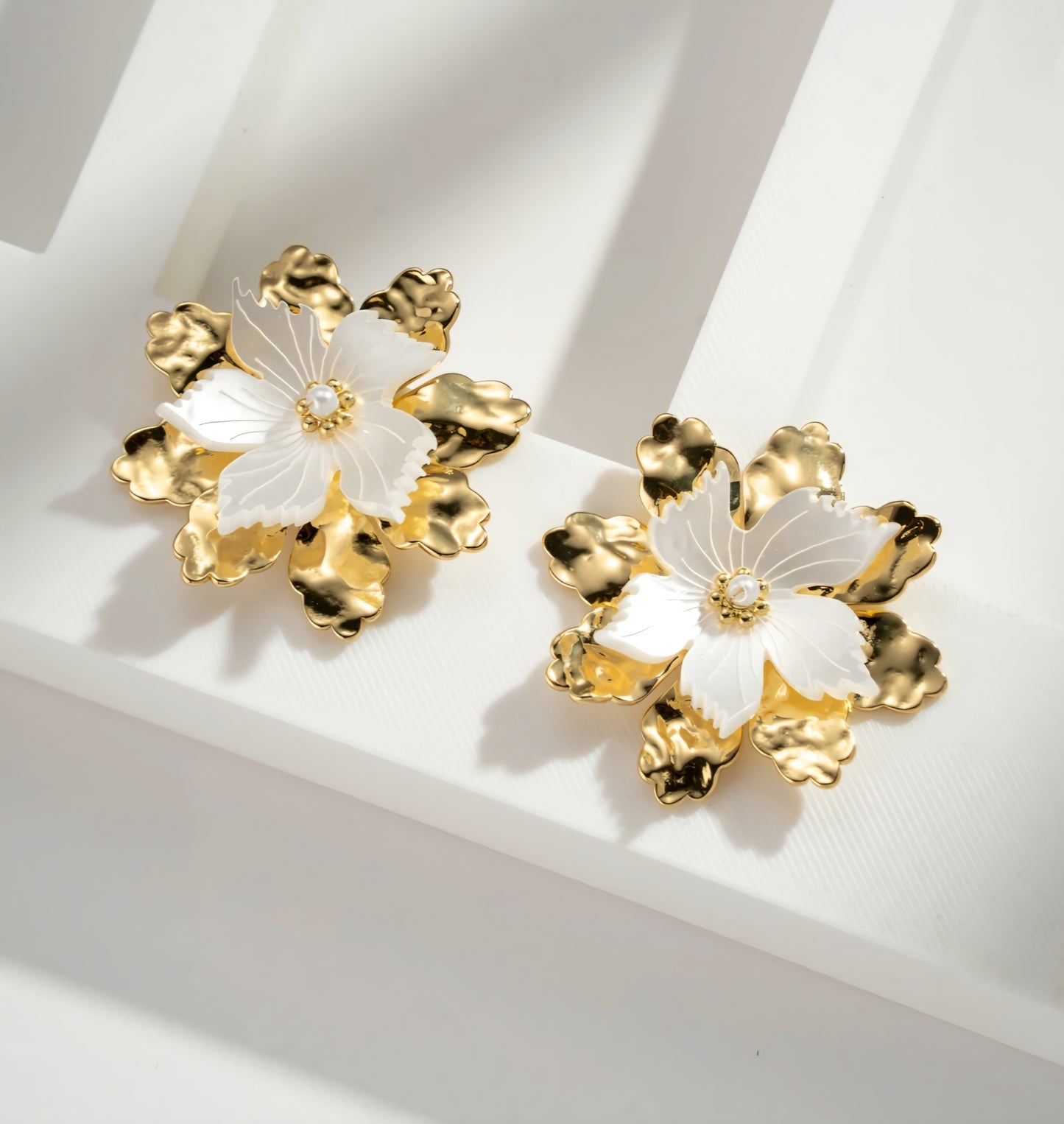 Örhängen med dubbla blommor i vitt och guld, Rostfritt stål