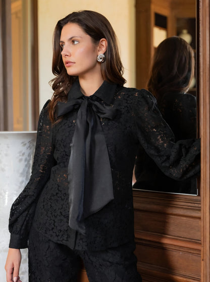 Charlotte spetsblus med avtagbar rosett Svart