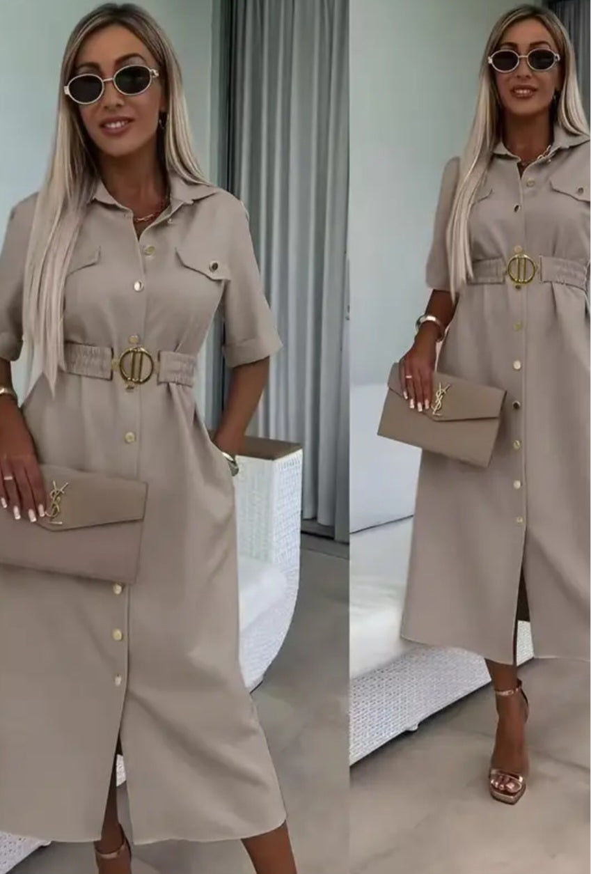 Elegant klänning med guldknappar och bälte Taupe