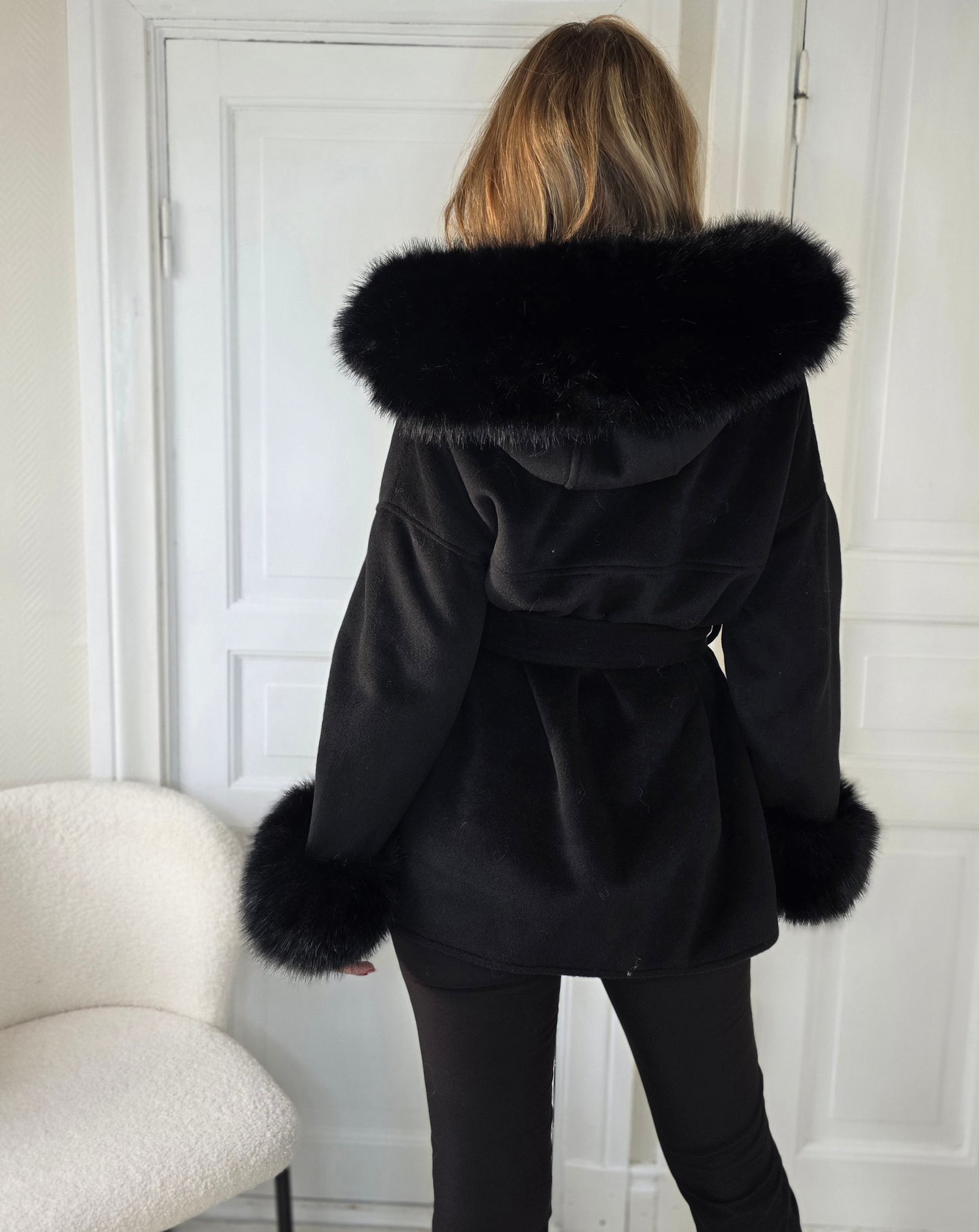 Kappa med fuskpäls och huva Svart