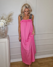 Load image into Gallery viewer, Klänning med leopardband Rosa

