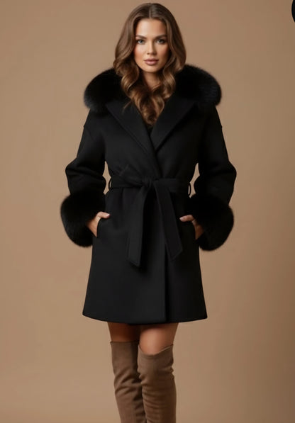 Kappa med fuskpäls och huva Svart