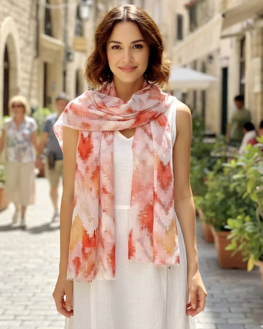 Mönstrad halsduk med gulddetaljer Rosa