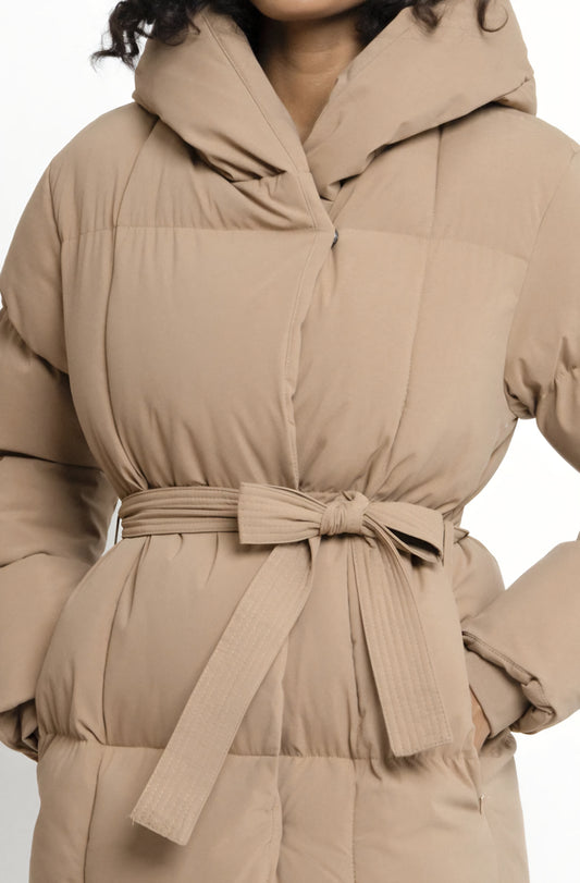 Lång quiltadjacka med bälte, huva Camel