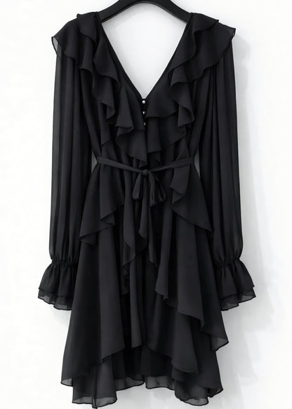 Böljande klänning med volanger Svart