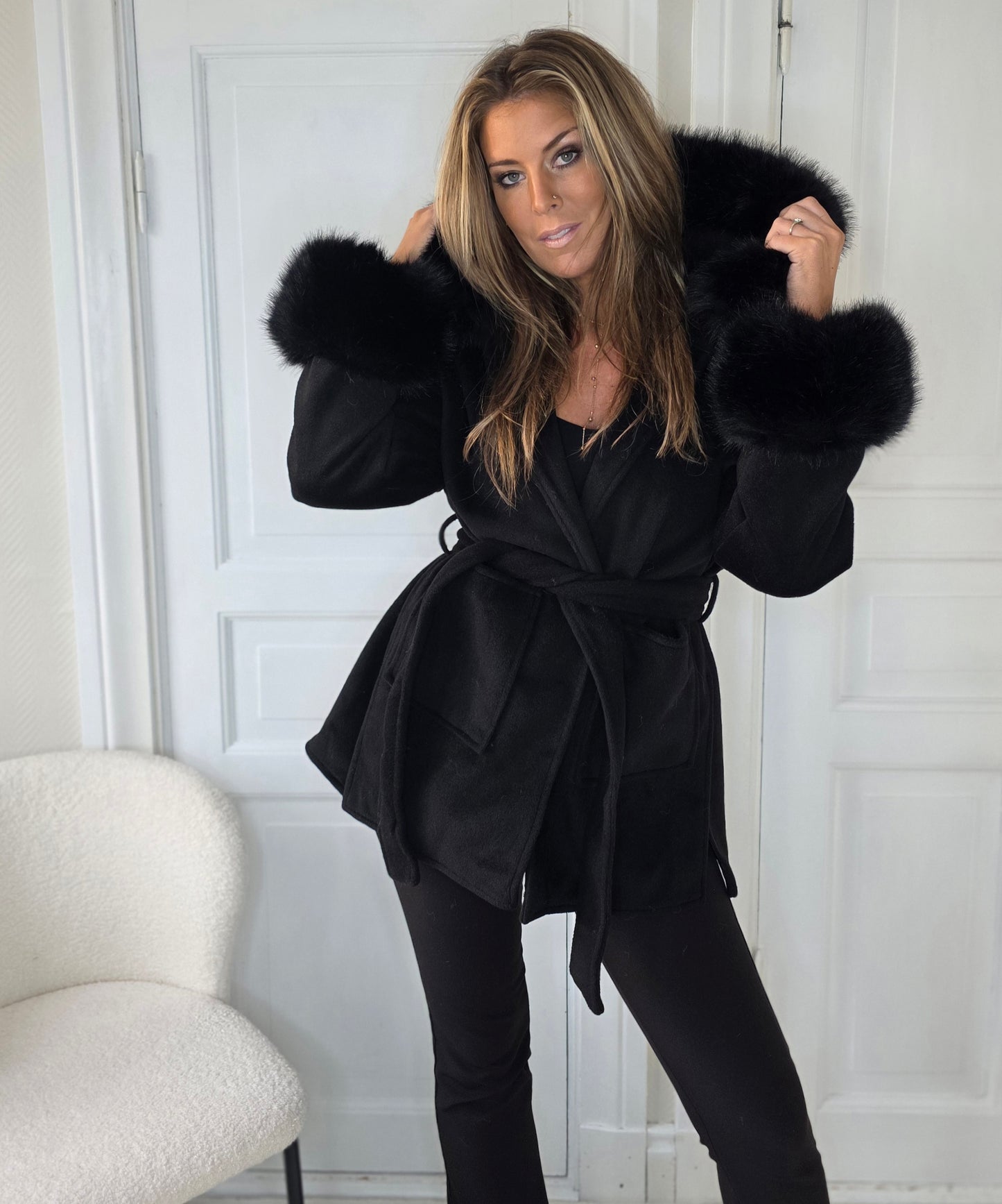 Kappa med fuskpäls och huva Svart