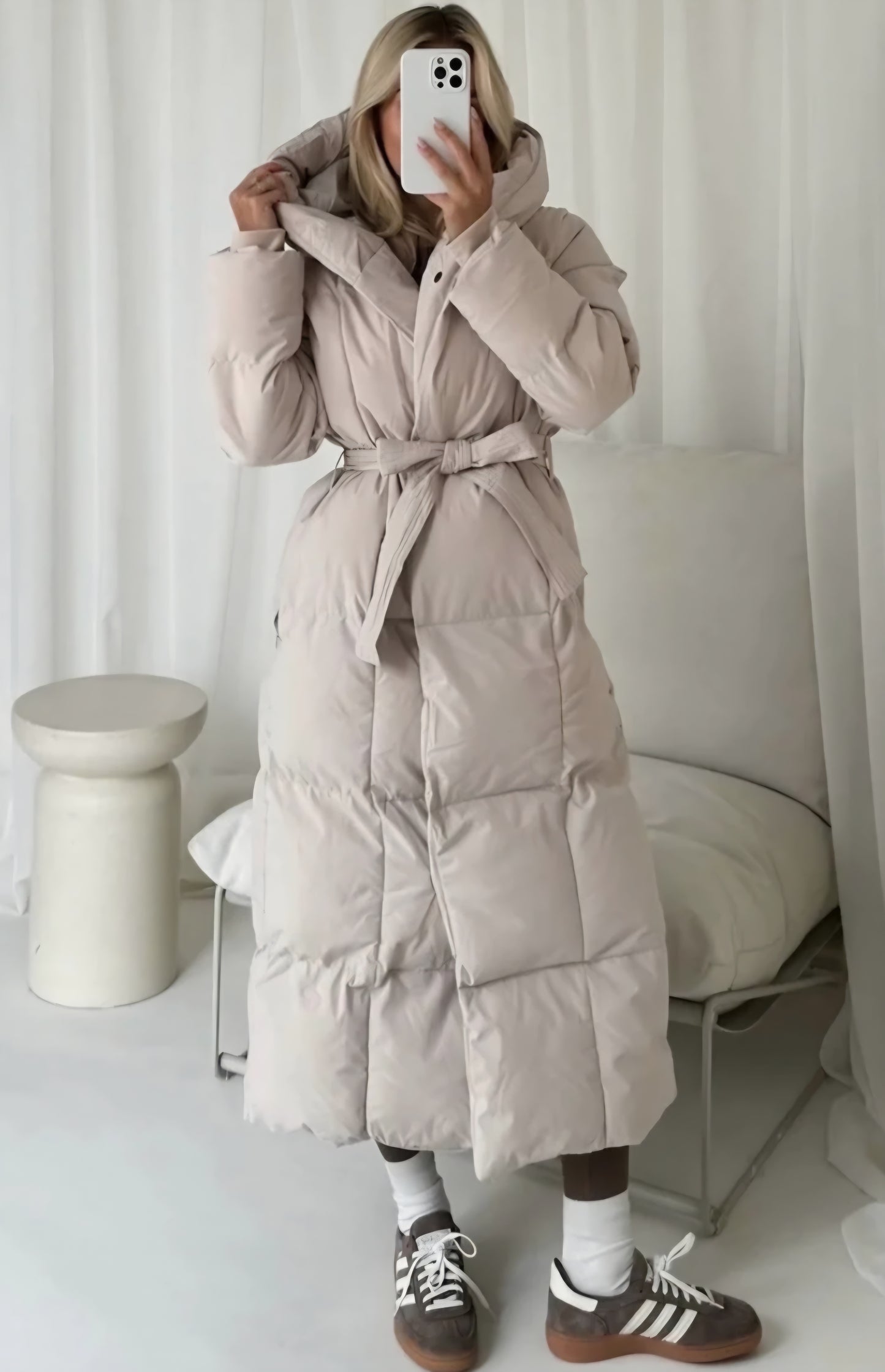 Lång quiltadjacka med bälte, huva Beige