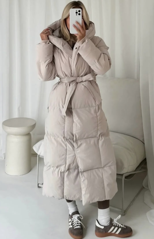 Lång quiltadjacka med bälte, huva Beige