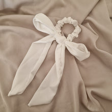 Load image into Gallery viewer, Scrunchie White Dream
