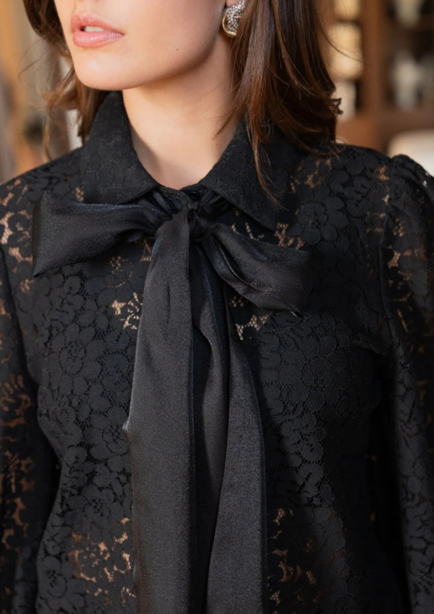 Charlotte spetsblus med avtagbar rosett Svart