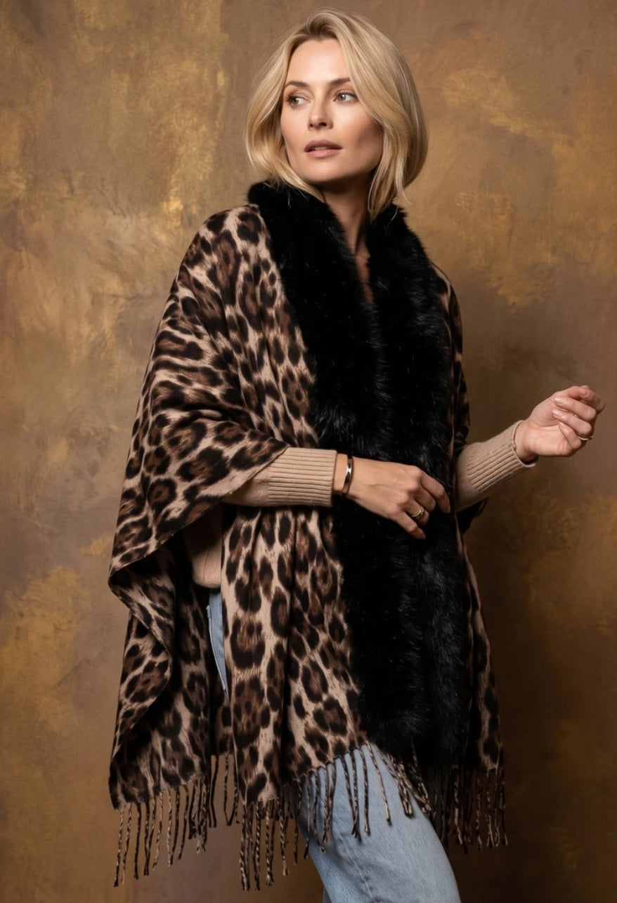 Leopardmönstrad Cape i fuskpäls