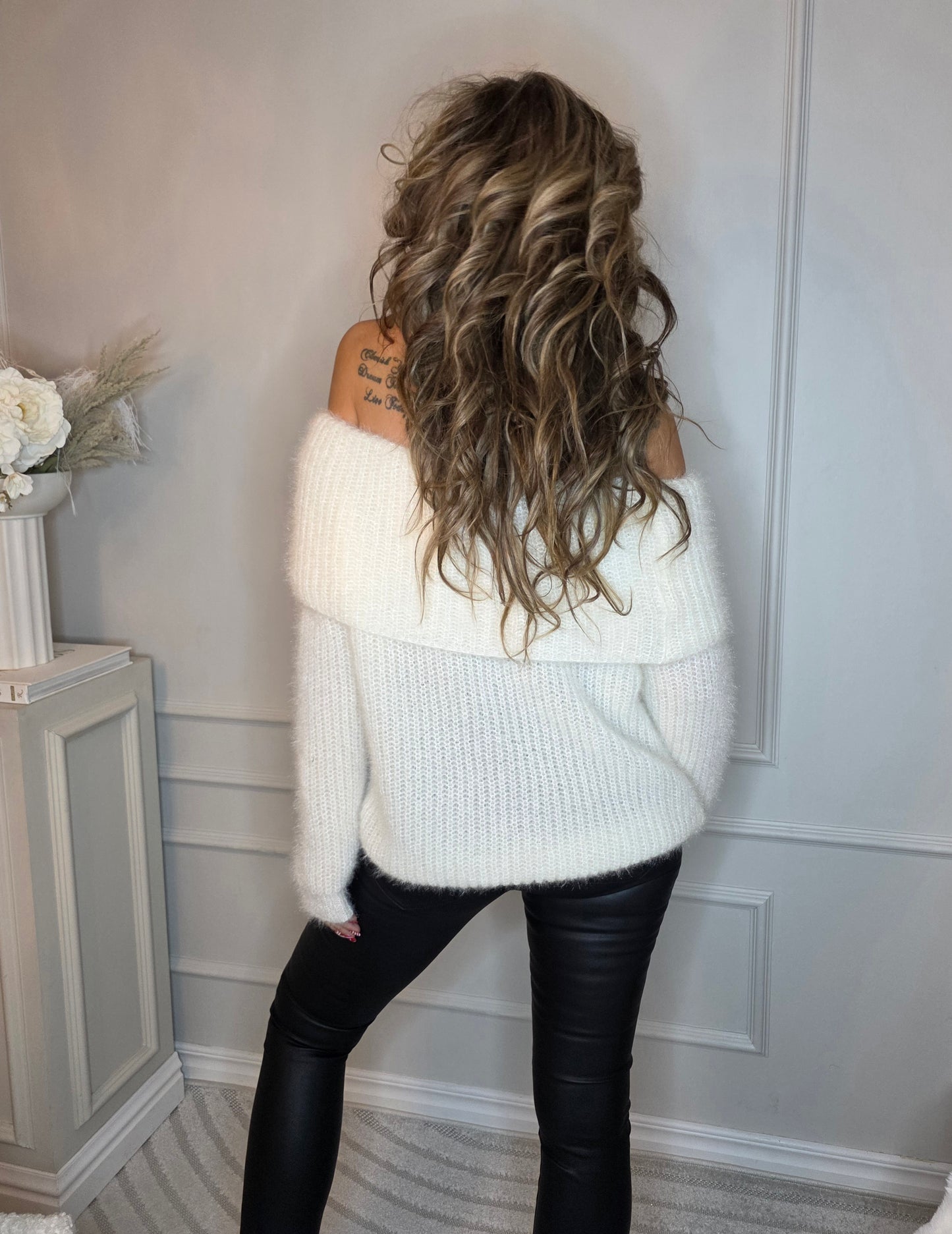 Off shoulder fluffig Tröja offwhite