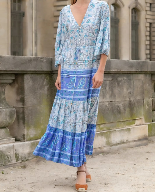 Lång blommig klänning med knäppning  Blå