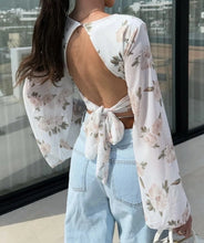Ladda upp bild till gallerivisning, Crop top Flower Vit
