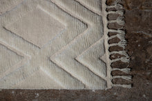 Load image into Gallery viewer, DAHLIA WOOL 160x230 cm
