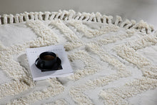 Load image into Gallery viewer, Hilma rug - 200 cm Offwhite
