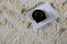Load image into Gallery viewer, Hilma rug - 200 cm Offwhite
