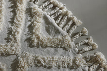 Load image into Gallery viewer, Hilma rug - 200 cm Offwhite
