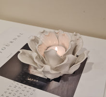 Ladda upp bild till gallerivisning, Ljushållare Blomma vit L11 cm
